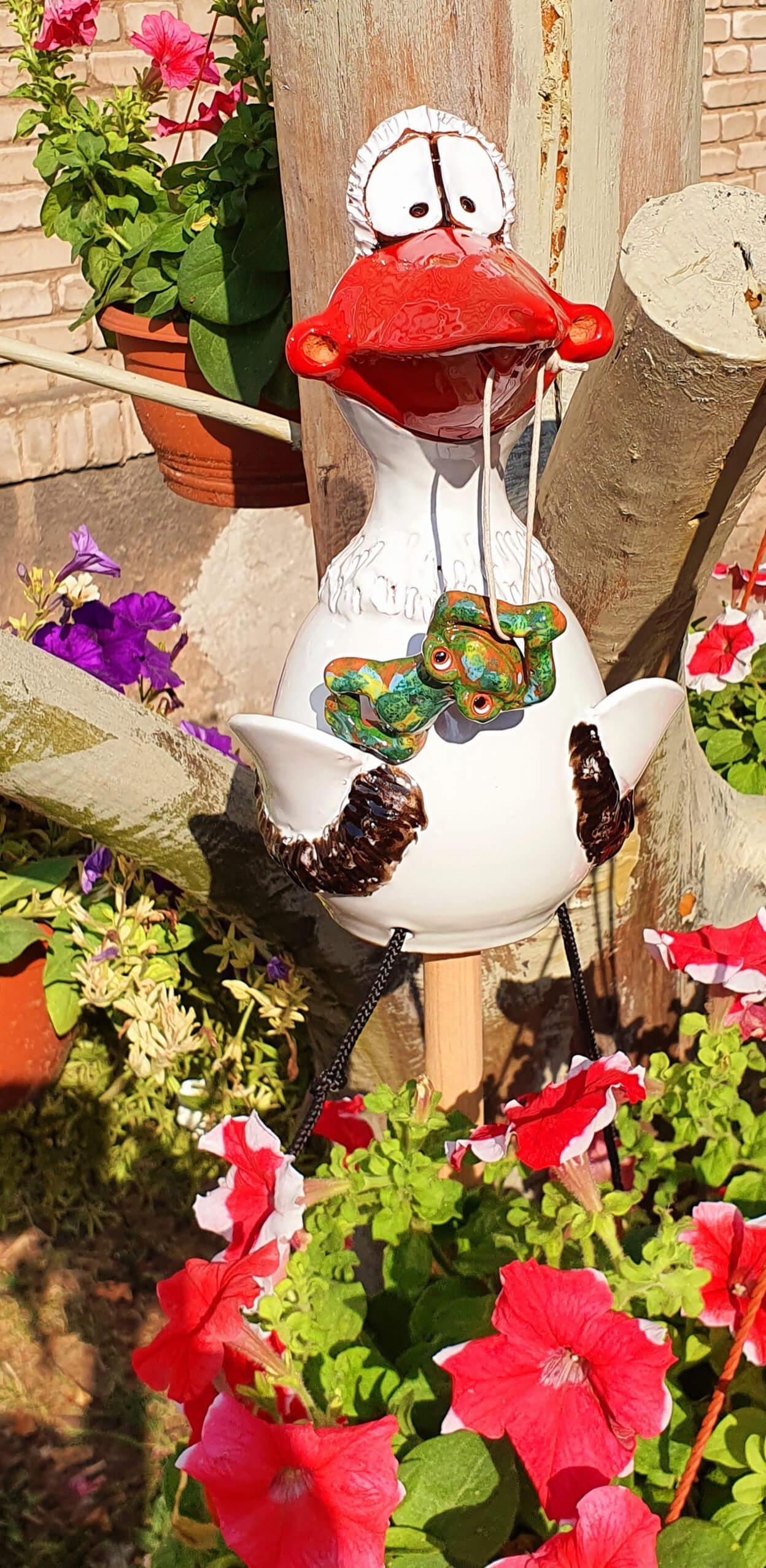 Storch Gartenstecker Szene im Blumenbeet