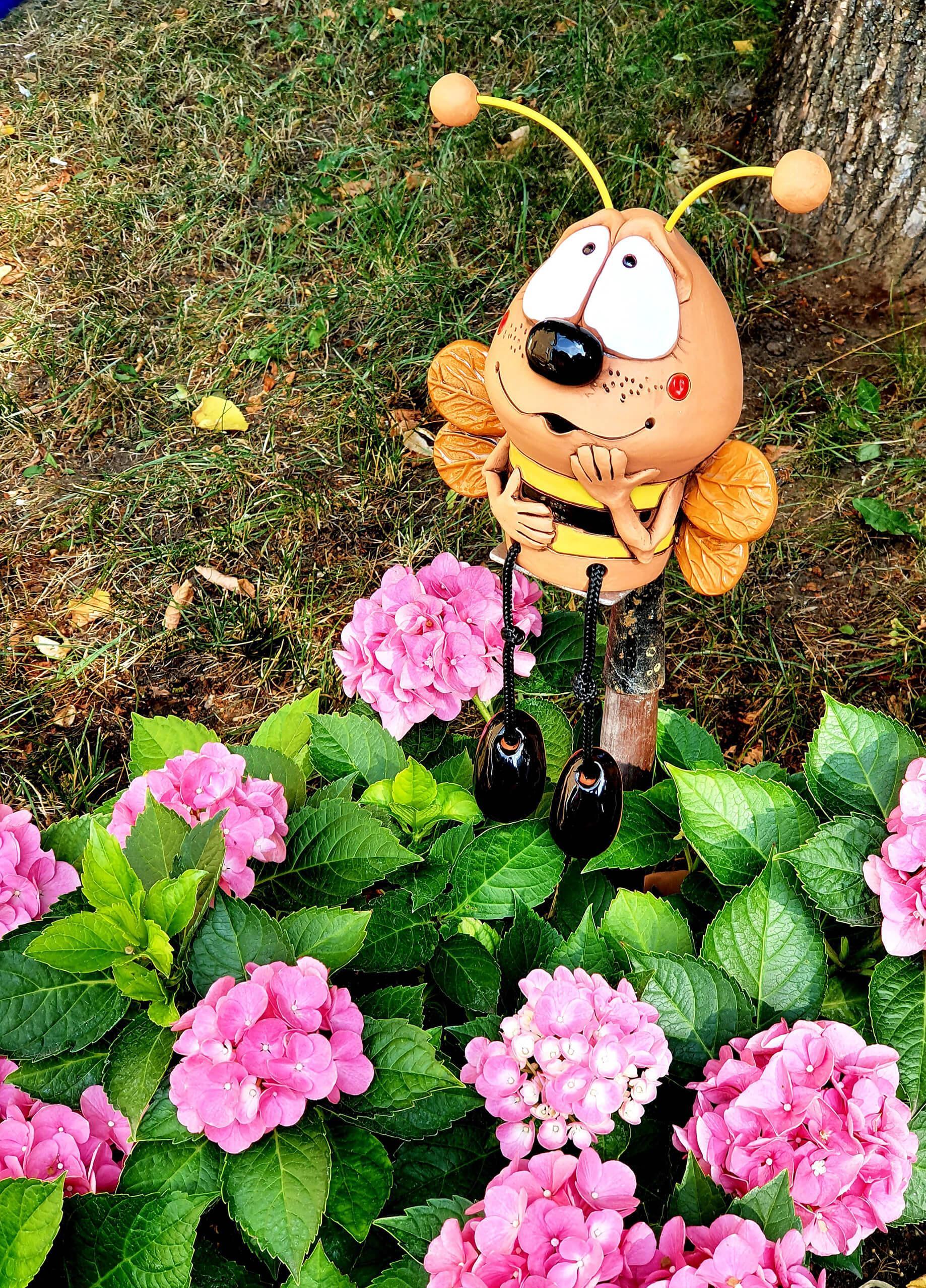 Biene Gartenstecker Detail Flügel und Rücken
